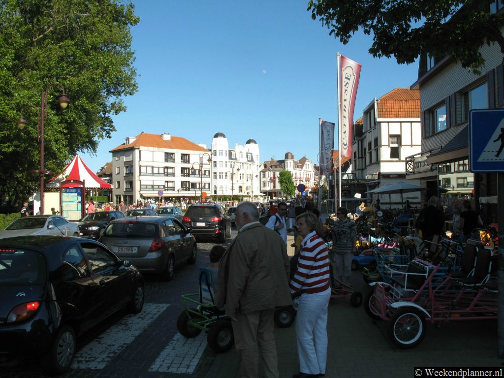 Het centrum van De Haan ligt ongeveer 10 minuten lopen van het strand. Er zijn in de bosrijke omgeving en in de duinen veel fietspaden. Vandaar dat veel toeristen een fiets of skelter huren in De Haan.